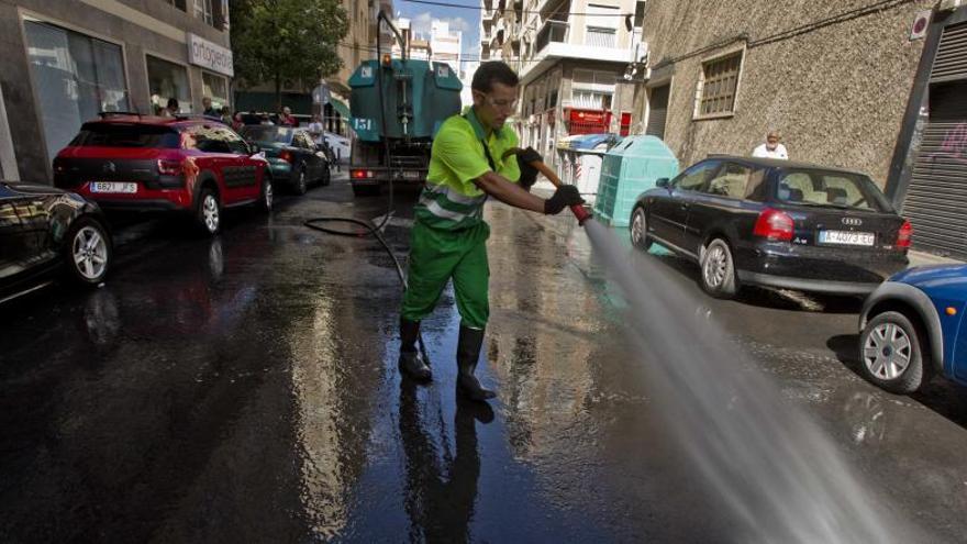 La Concejalía de Limpieza decide restaurar el baldeado de las calles