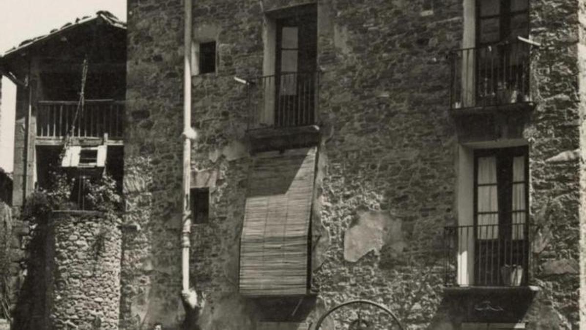 Als balcons de les cases es penjaran fotografies de Postals de Borredà provinents de l'Arxiu Comarcal del Berguedà