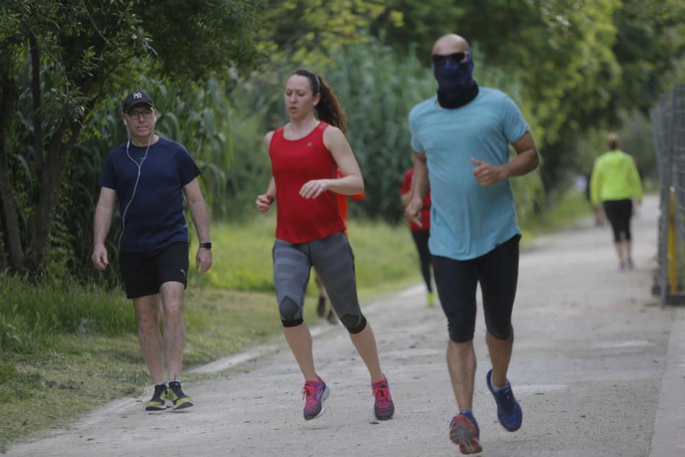 Deportistas en el Paseo Marítimo y en el Jardín del Turia de València