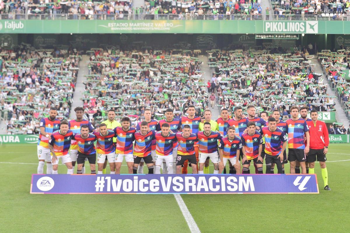 Los jugadores de los dos equipos, con las camisetas contra el racismo