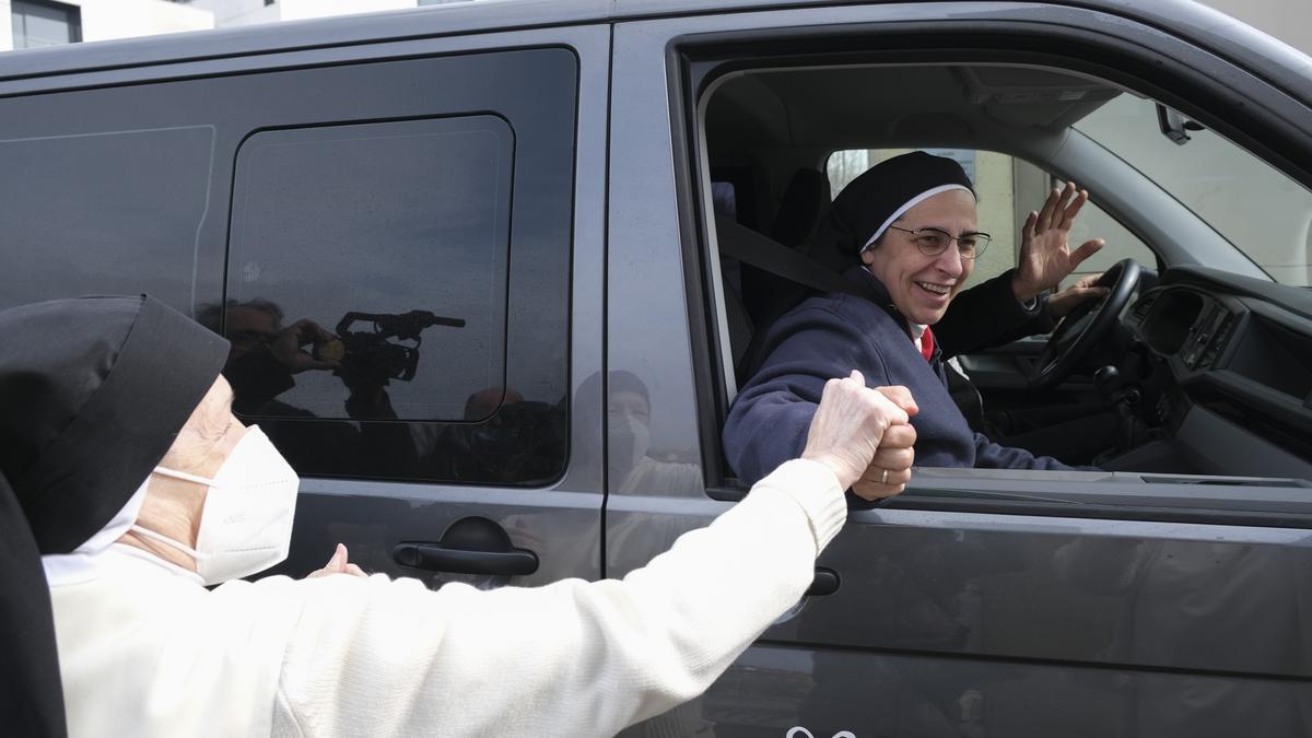 Caram arribant al convent de Santa Clara després del seu viatge a Romania amb furgoneta