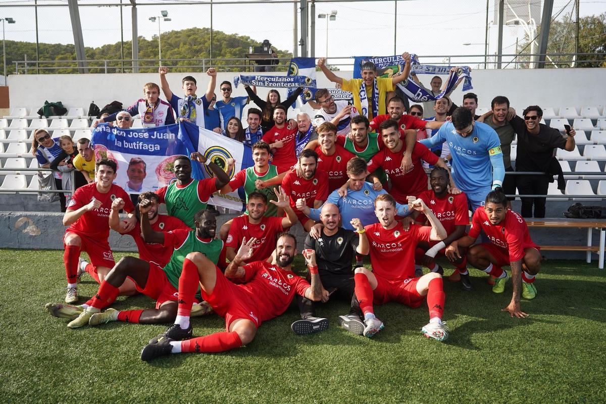 Foto de celebración tras la victoria del Hércules sobre la Peña Deportiva en Santa Eulalia con la afición blanquiazul detrás.