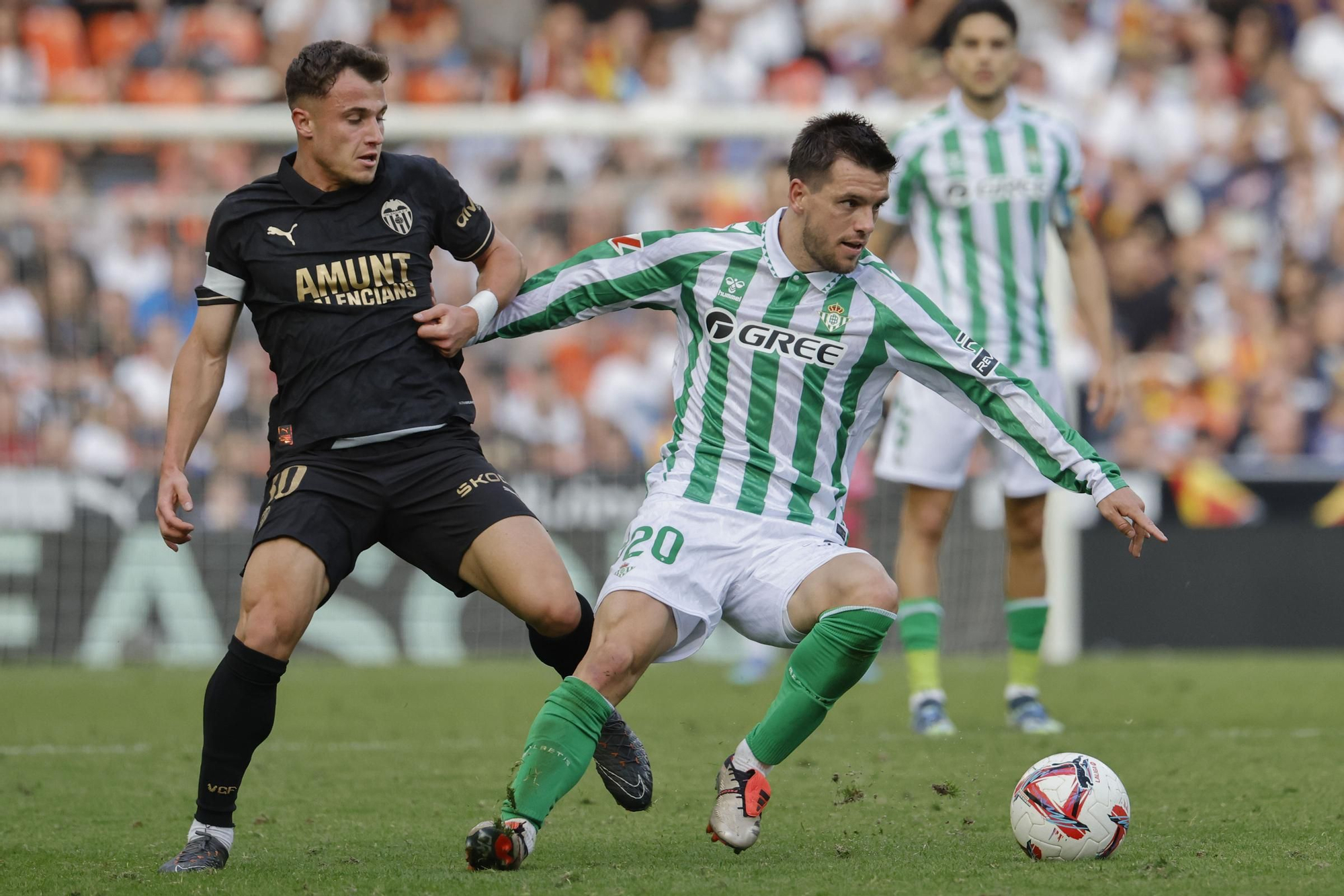 VALENCIA, 23/11/2024.- Giovani Lo Celso del Betis lucha por el balón con German Valera del Valencia durante el partido de la jornada 14 de LaLiga disputado este sábado en el estadio de Mestalla. EFE/Ana Escobar