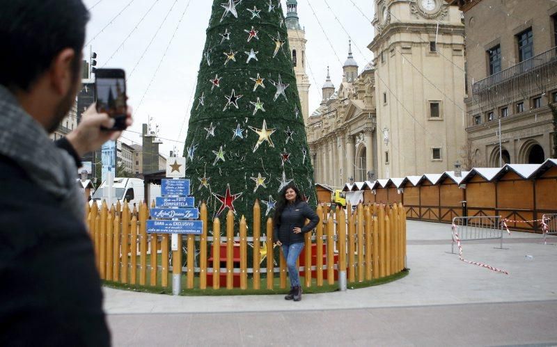 Montaje de la Muestra de Navidad en la Plaza del Pilar