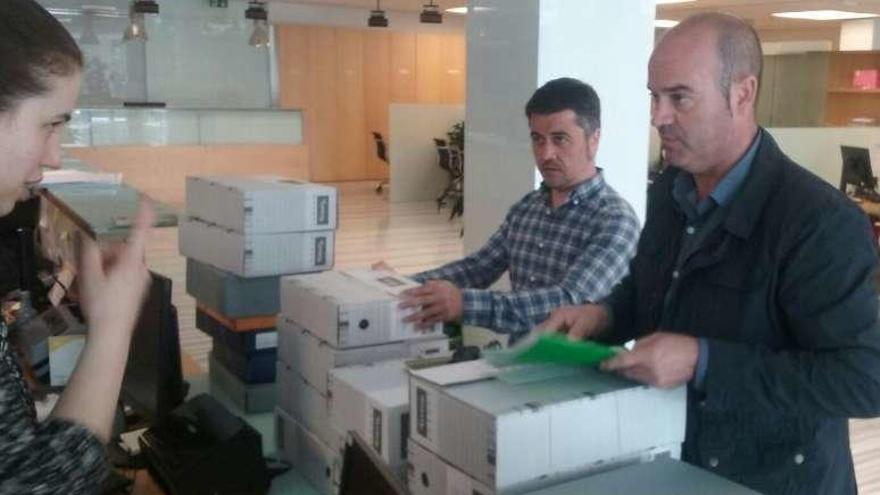 Juncal y Villanueva entregan el PXOM en Santiago. // S.Álvarez