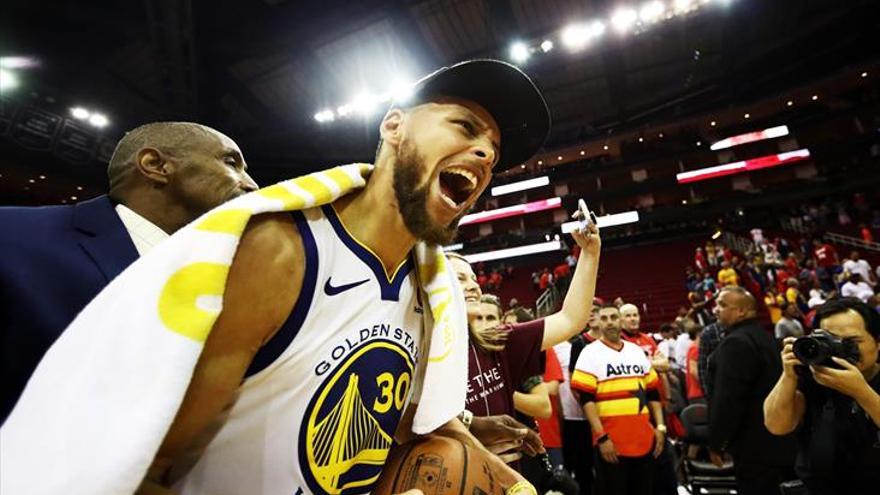 Los Warriors ganan a Houston y entran en la fase final