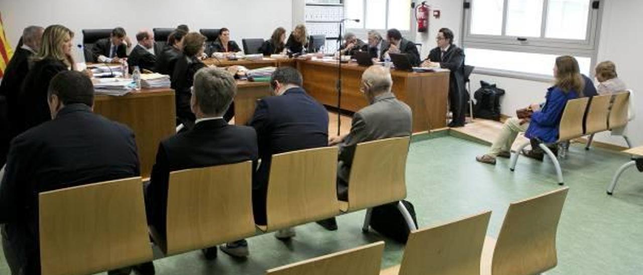 Los acusados sentados en el banquillo durante una de las sesiones del juicio por Mercalicante.