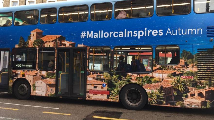 El autobÃºs de dos pisos con imÃ¡genes de Mallorca ya circula por la capital inglesa