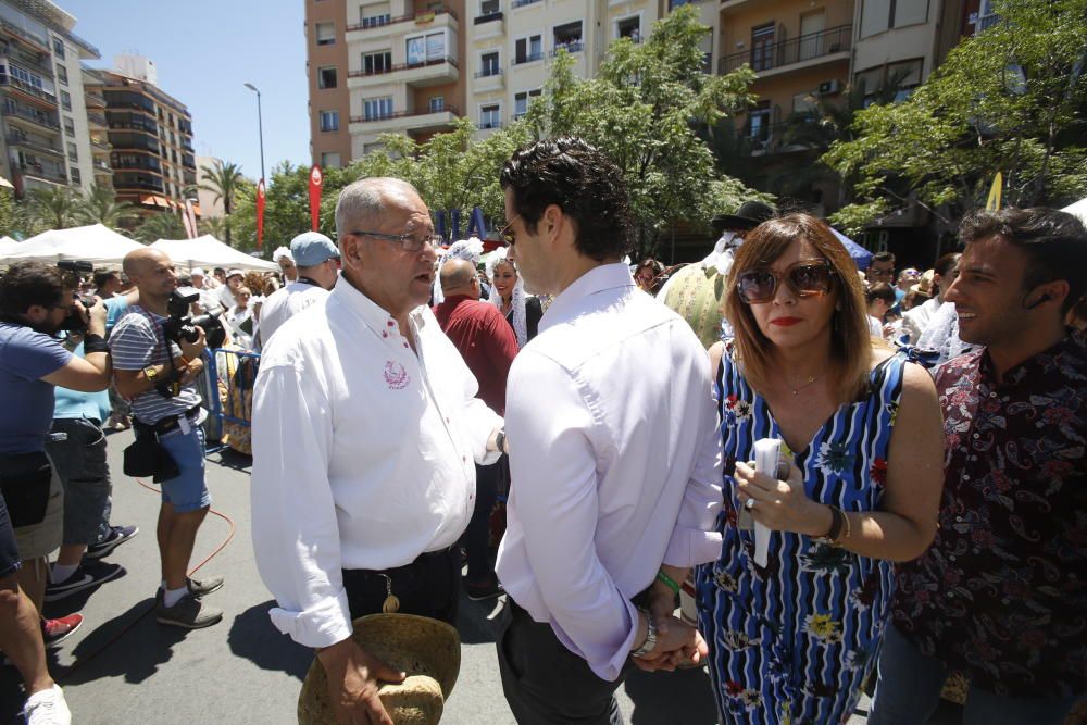 La mascletà de la pirotecnia valenciana Fuegos Artificiales del Mediterráneo hace retumbar la emblemática plaza con un disparo compacto con un potente final terrestre y aéreo