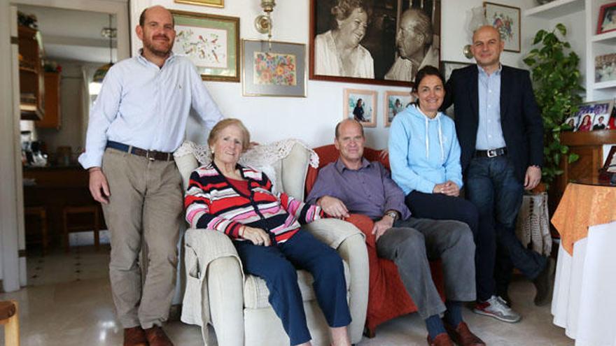 Cuatro de los seis hijos de Demófilo Peláez con su madre, Carmen Postigo, esta semana en Miraflores del Palo y detrás, una foto del matrimonio.