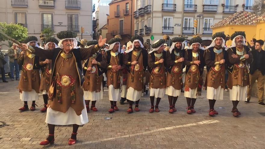 Los Bereberes «Borts» desfilando esta tarde por las calles de Málaga.