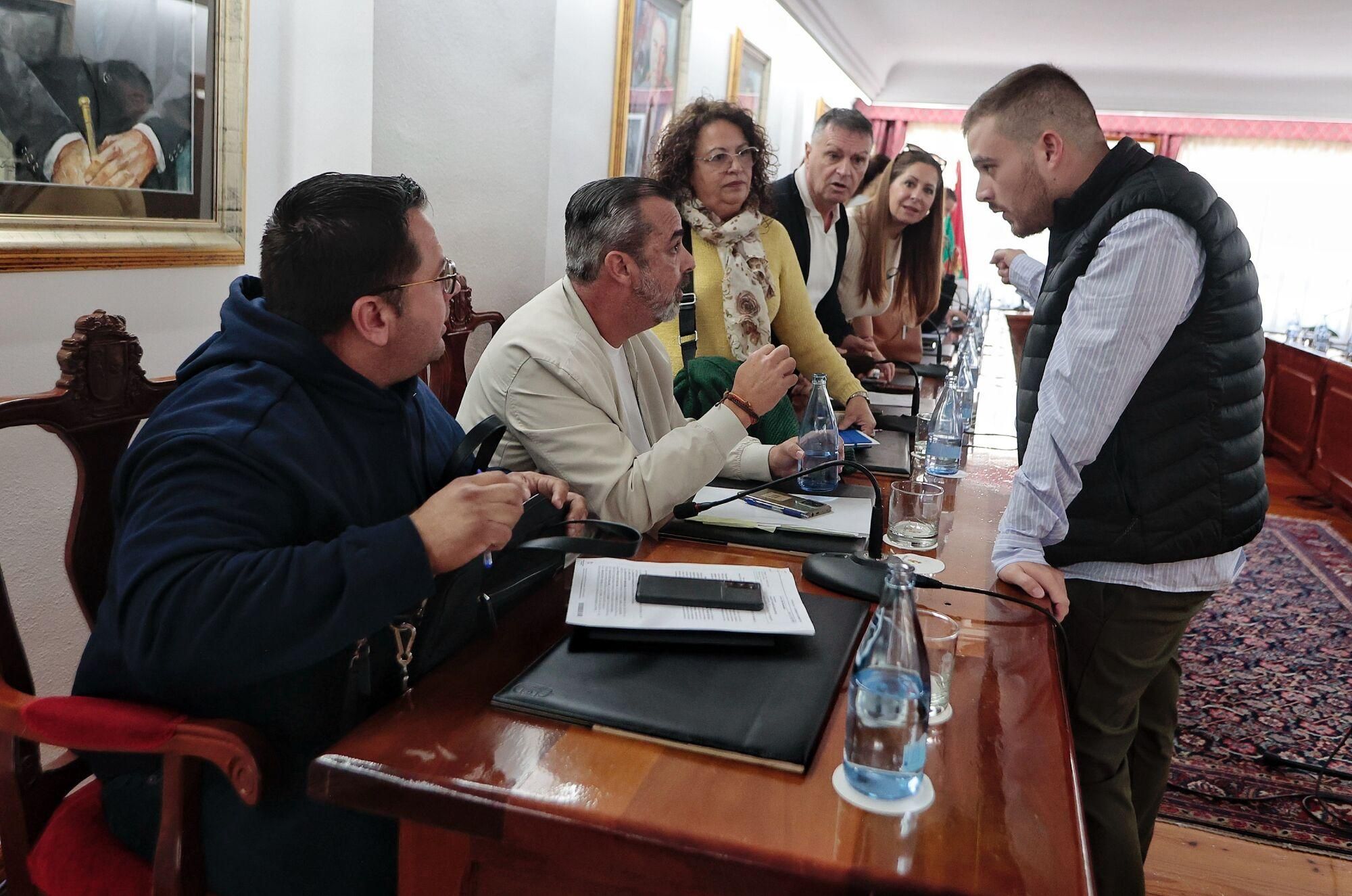 Pleno para destituir a Más por Arona e incorporar a Vox al gobierno municipal