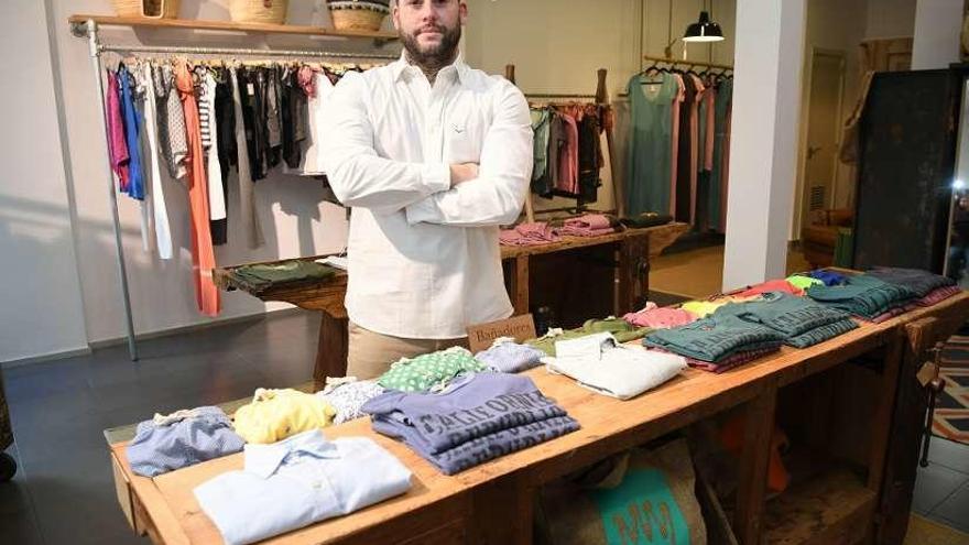 Nacho Longhi en el interior de su negocio de ropa, Cabos, que abrió hace menos de un mes en la plazuela de Los Ángeles.