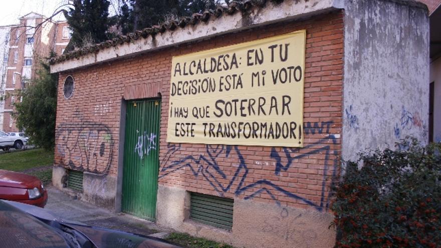 Pancarta colocada en el transformador eléctrico del barrio de Pantoja