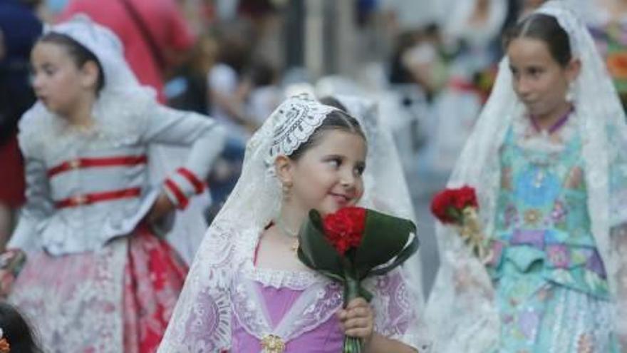 Los festeros llevaron claveles blancos y rojos para el manto de la patrona.