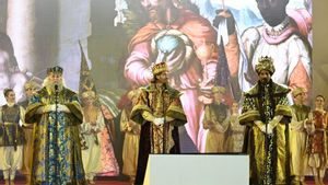 MADRID, 05/01/2025.- Los Reyes Magos se dirigen a los niños madrileños desde el escenario al final de la tradicional cabalgata de los Reyes Magos, que ha desfilado este domingo por el centro de la ciudad de Madrid, en una jornada con previsión de luvias que no impide que los más pequeños tengan la oportunidad de ver a Melchor, Gaspar y Baltasar antes de visitar cada casa para el reparto de regalos.- EFE/Víctor Lerena