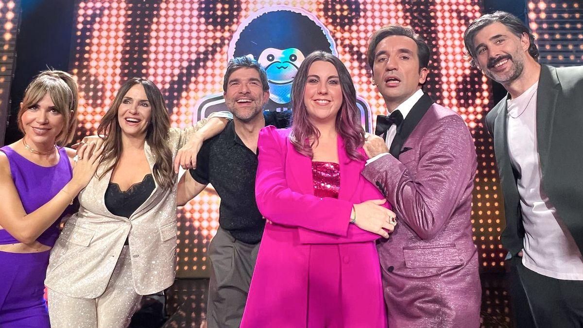 Carolina Iglesias, redeada de los miembros de 'El club del chiste'.