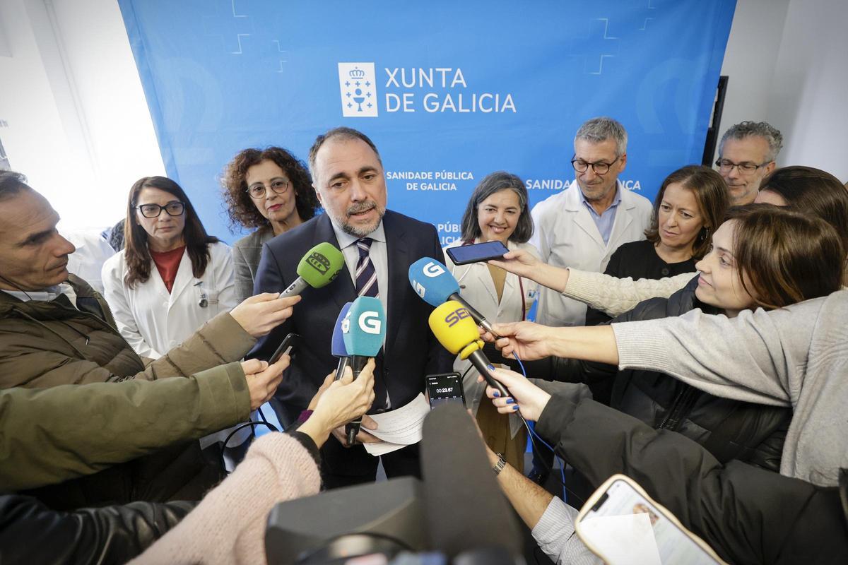 El conselleiro de Sanidade en funciones, Julio García Comesaña, explica los detalles del cribado de cáncer de pulmón, en el centro de salud O Ventorrillo.