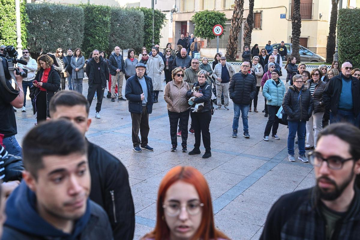 Minuto de silencio en Crevillent por la joven fallecida en un incendio