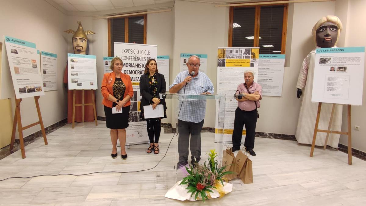 La alcaldesa y la consellera con los organizadores, en la inauguración.