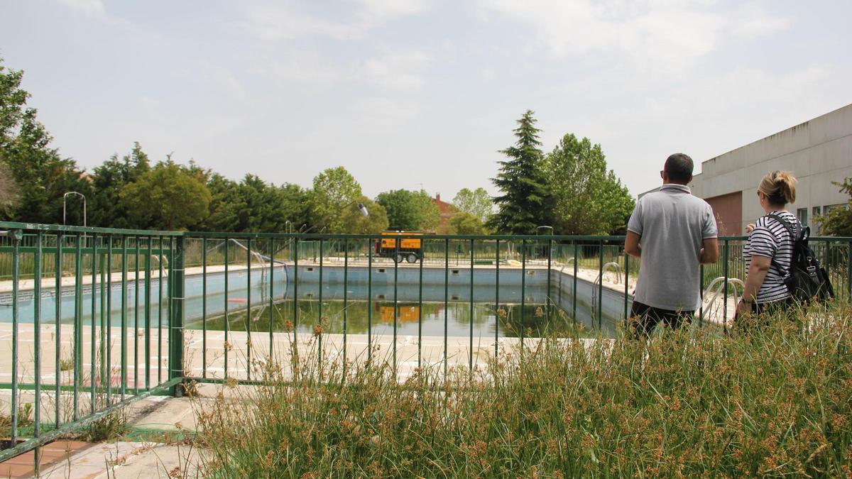 Maleza en uno de los accesos al vaso grande de la piscina de verano de Morales del Vino.
