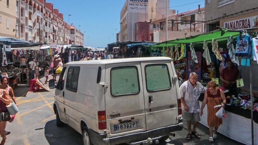 Imagen de un vehículo circulando sobre la zona de cubrición del canal salinero en el mercadillo de la Mata/Foto Tony Sevilla