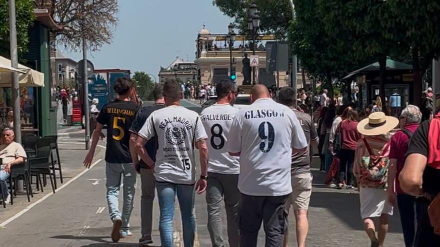 VÍDEO | Comienzan a llegar los primeros aficionados del Real Madrid y FC Barcelona