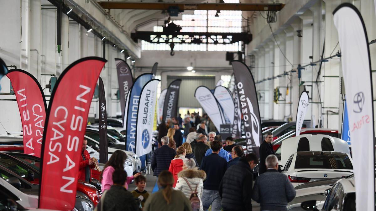 Ambiente de la feria del automóvil de La Vega, este domingo.