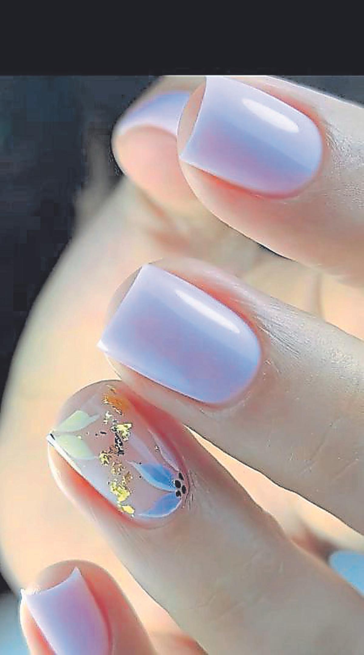 La manicura lavanda se convierte en el gesto más elegante y sutil del verano