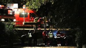 Los equipos de emergencia trabajan en la riera de Cabrils, a la altura de Vilassar de Mar, para rescatar el cuerpo del hombre que perdió la vida en la noche del miércoles.