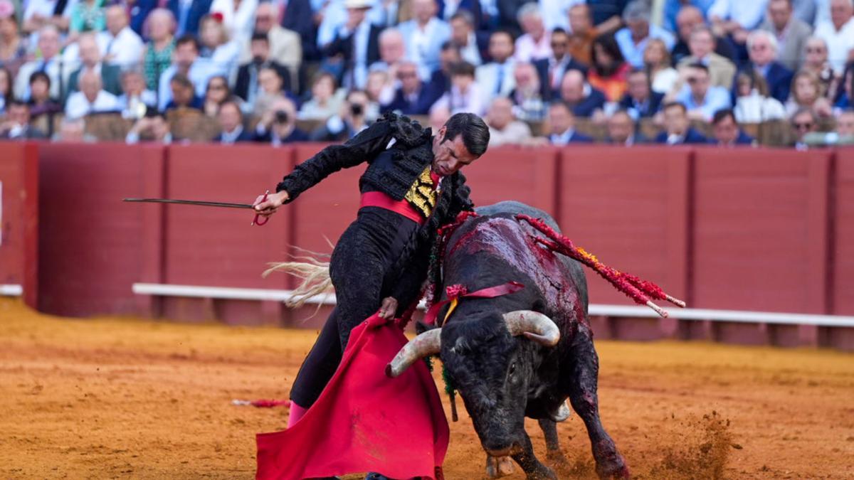 El diestro Emilio de Justo durante su primer toro en la corrida del día del 18 de abril de 2024