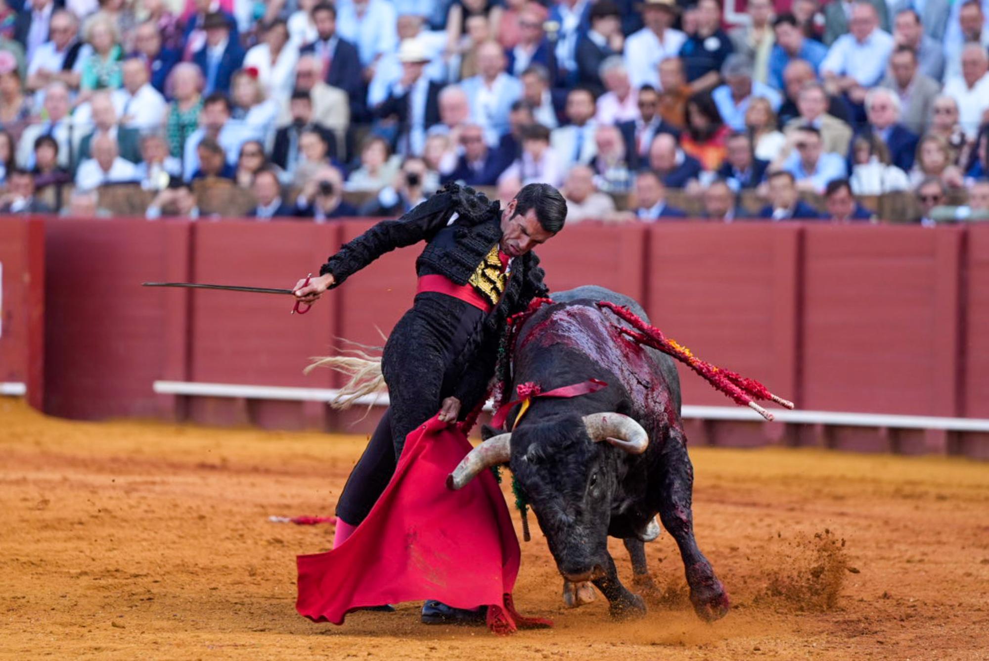 El diestro Emilio de Justo durante su primer toro en la corrida del día de hoy, a 18 de abril de 2024, en Sevilla, Andalucía (España). Duodécima corrida de abono para los diestros,  El Cid, Daniel Luque y Emilio de Justo que se enfrentaran a los toros de La Quinta. 18 ABRIL 2024 Joaquin Corchero / Europa Press 18/04/2024 / Emilio de Justo;Joaquin Corchero;category_code_new;