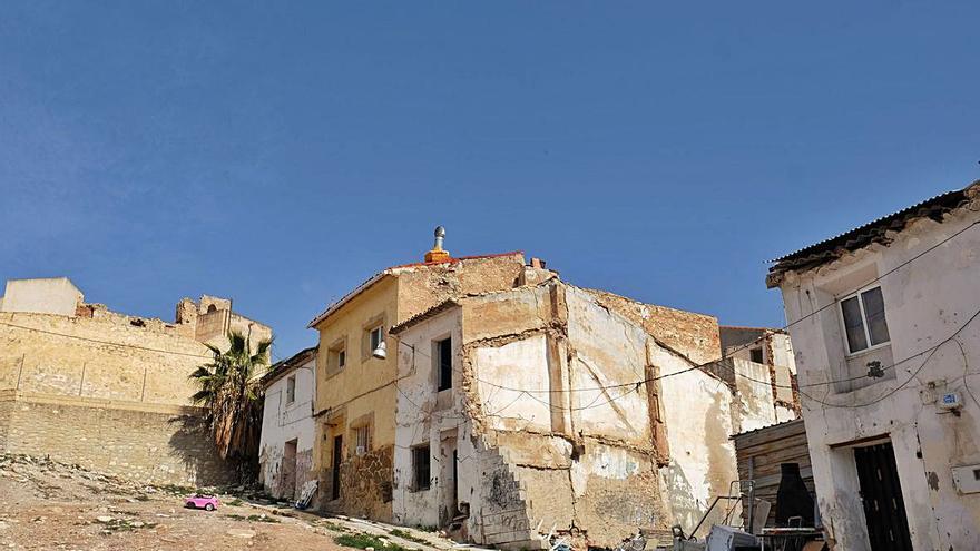 El Ayuntamiento de Elda quiere acabar con la degradación urbanística que rodea al castillo para regenerar el casco antiguo y poner en valor el monumento BIC. | ÁXEL ÁLVAREZ