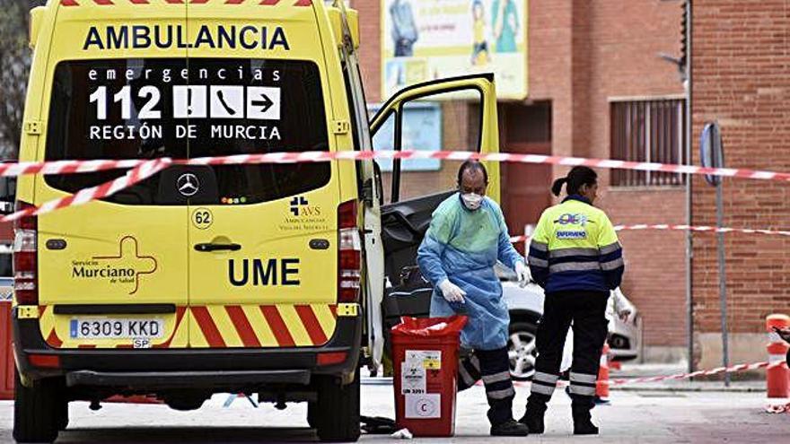 Desinfectan una ambulancia en la Arrixaca tras el traslado de un paciente.