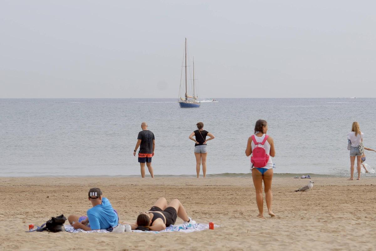 Gran ambiente en las playas de València, pese a las nubes