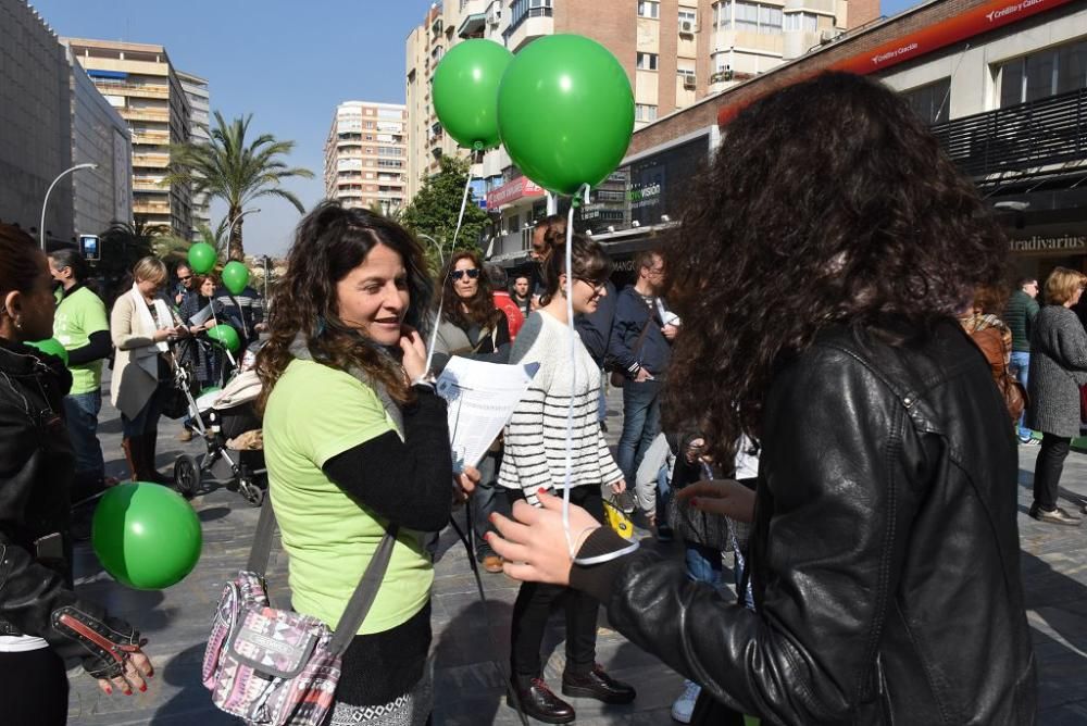 Los interinos de Educación protestan por las oposi