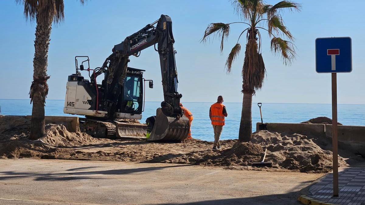 Retiran uno de los muros dañados por los últimos temporales en la playa de Tavernes.