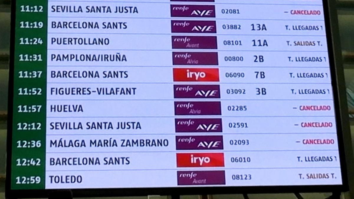 Panel con trenes cancelados en la estación de Atocha