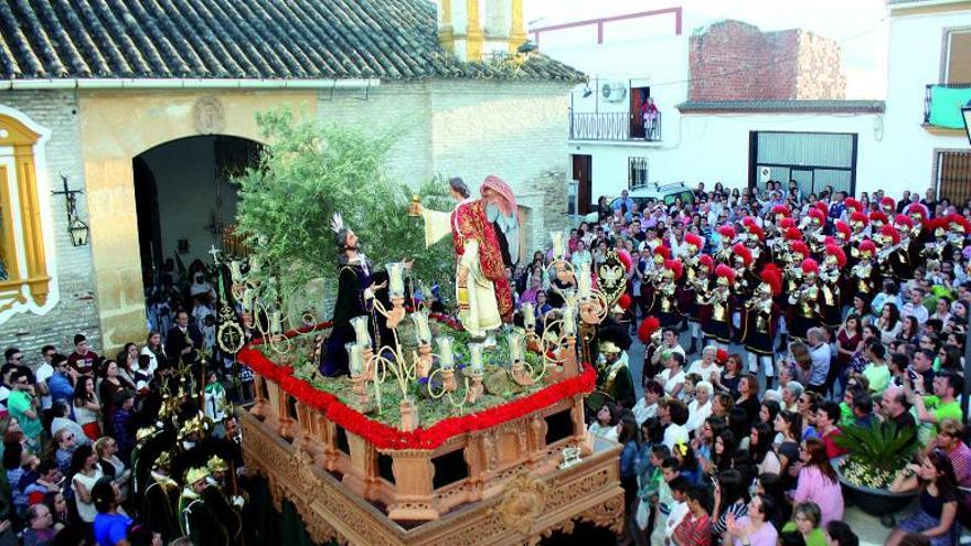 Jesús del Huerto: La procesión de la cofradía de la Vera Cruz se celebra el Jueves Santo | En la imagen, El Huerto en su salida de la ermita de la Santa Cruz.