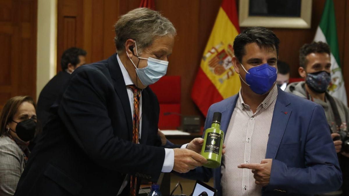 Salvador Fuentes y Pedro García, durante un pleno.