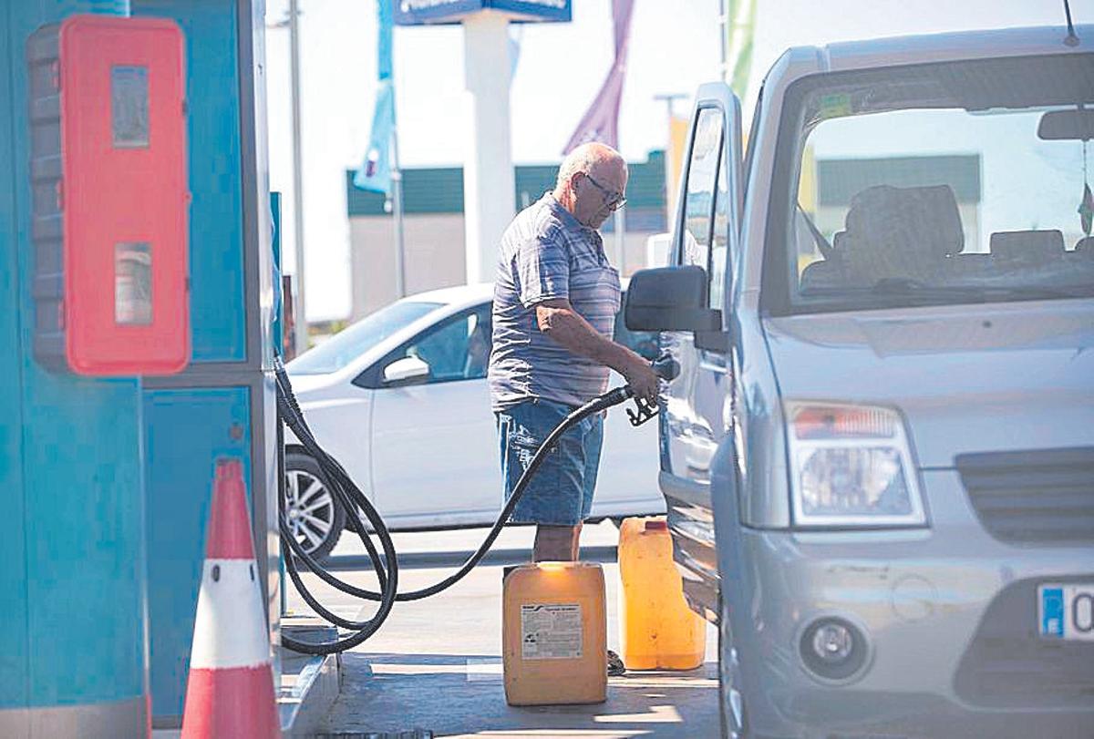 Las gasolineras ‘low cost’ se llenan | Un hombre repostando. Las gasolineras ‘low cost’ se llenan | Un hombre repostando.