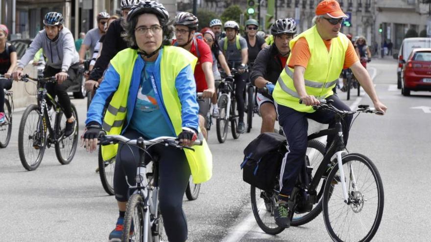 Ciclistas con el chaleco amarillo en una marcha. // C. Graña