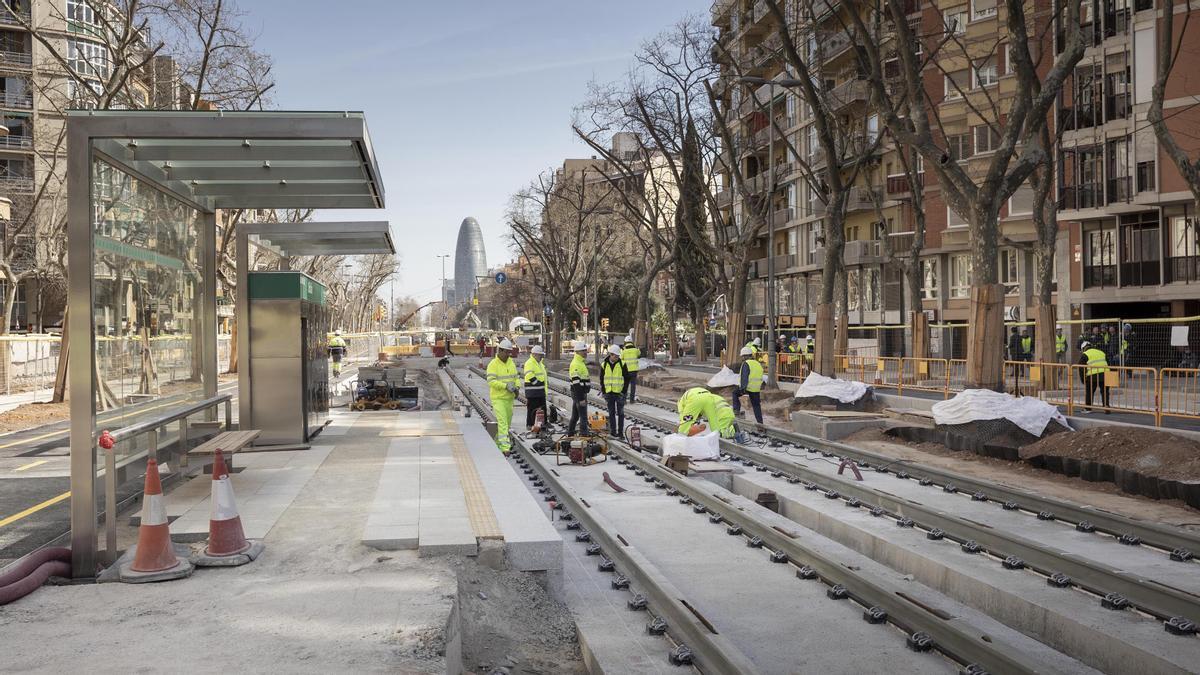 El tranvía avanza por la Diagonal entre Glòries y Verdaguer