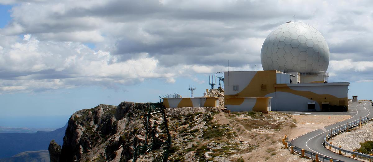 La base del Escuadrón de Vigilancia Aérea n.º 5 está en el pico de Aitana, a 1.558 metros de altura.