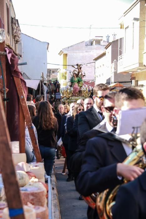 Miles de fieles han acompañado la imagen de Santa Águeda hasta su ermita en un camino jalonado por puestos de dulces