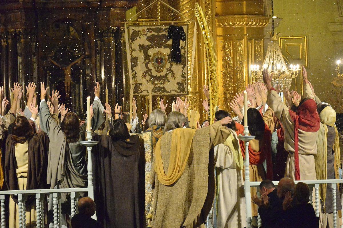 El estandarte del Misteri, al fondo, con el crespón negro