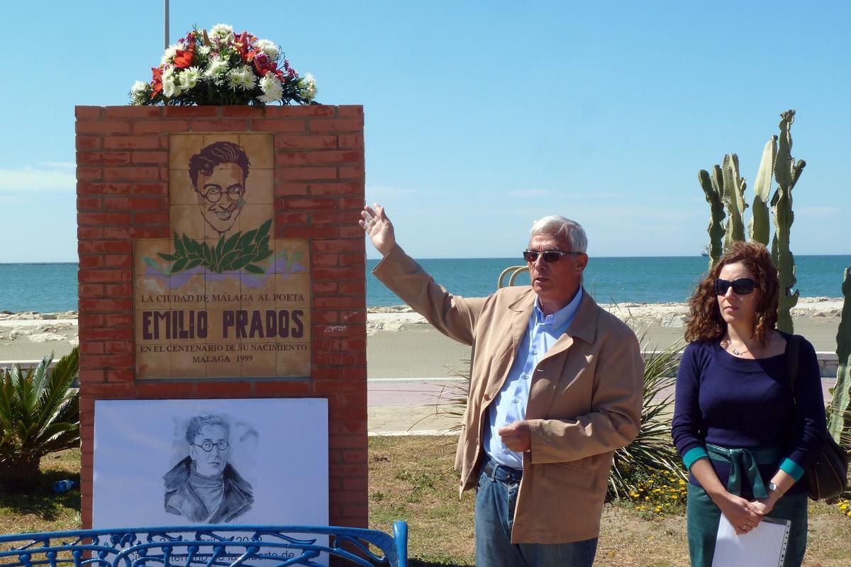 Santiago González, en el homenaje a Emilio Prados, en el paseo marítimo del Palo.