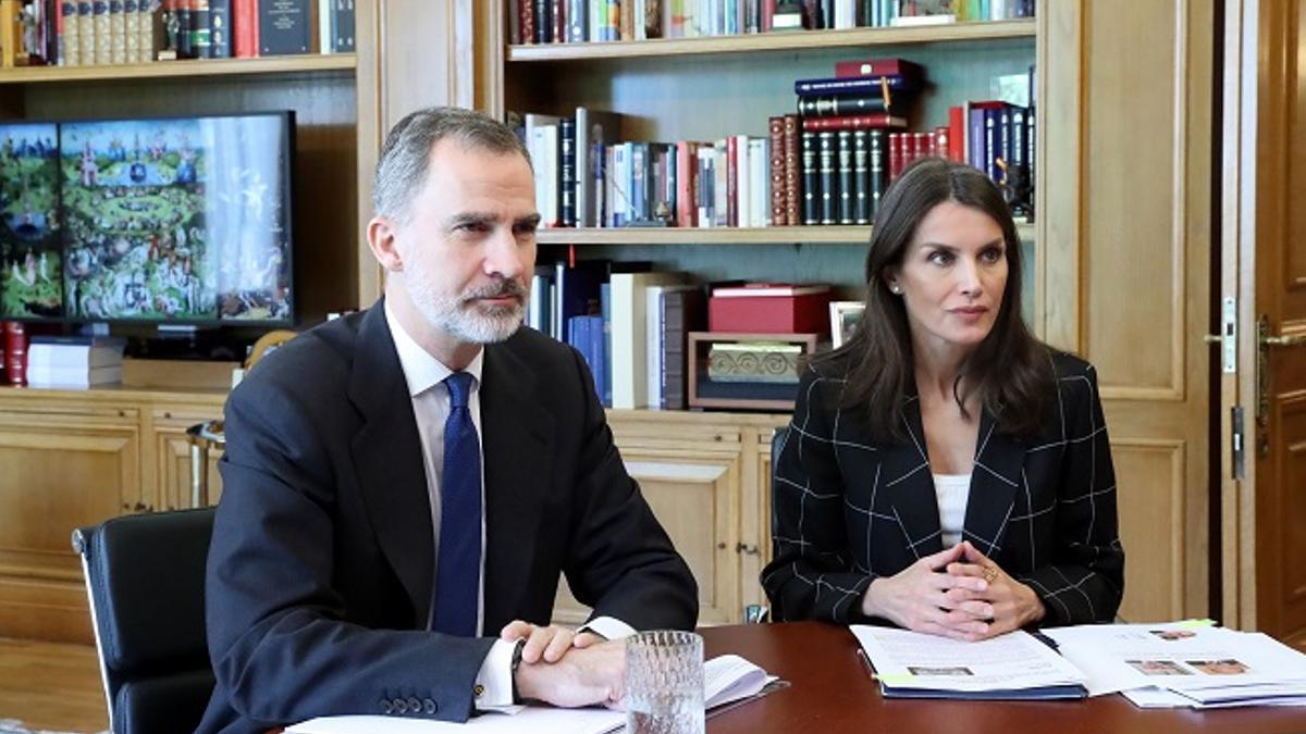 El rey Felipe VI y la reina Letizia en una videoconferencia desde Zarzuela