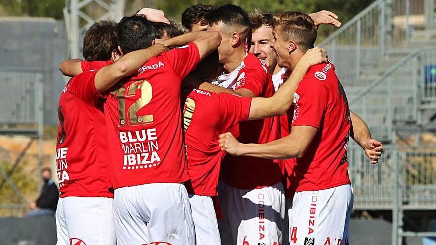 Los jugadores del CD Ibiza festejan un gol.