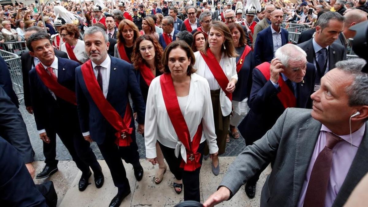 Colau, Collboni, Maragall y Valls, en la plaza Sant Jaume tras la investidura de Colau como alcaldesa